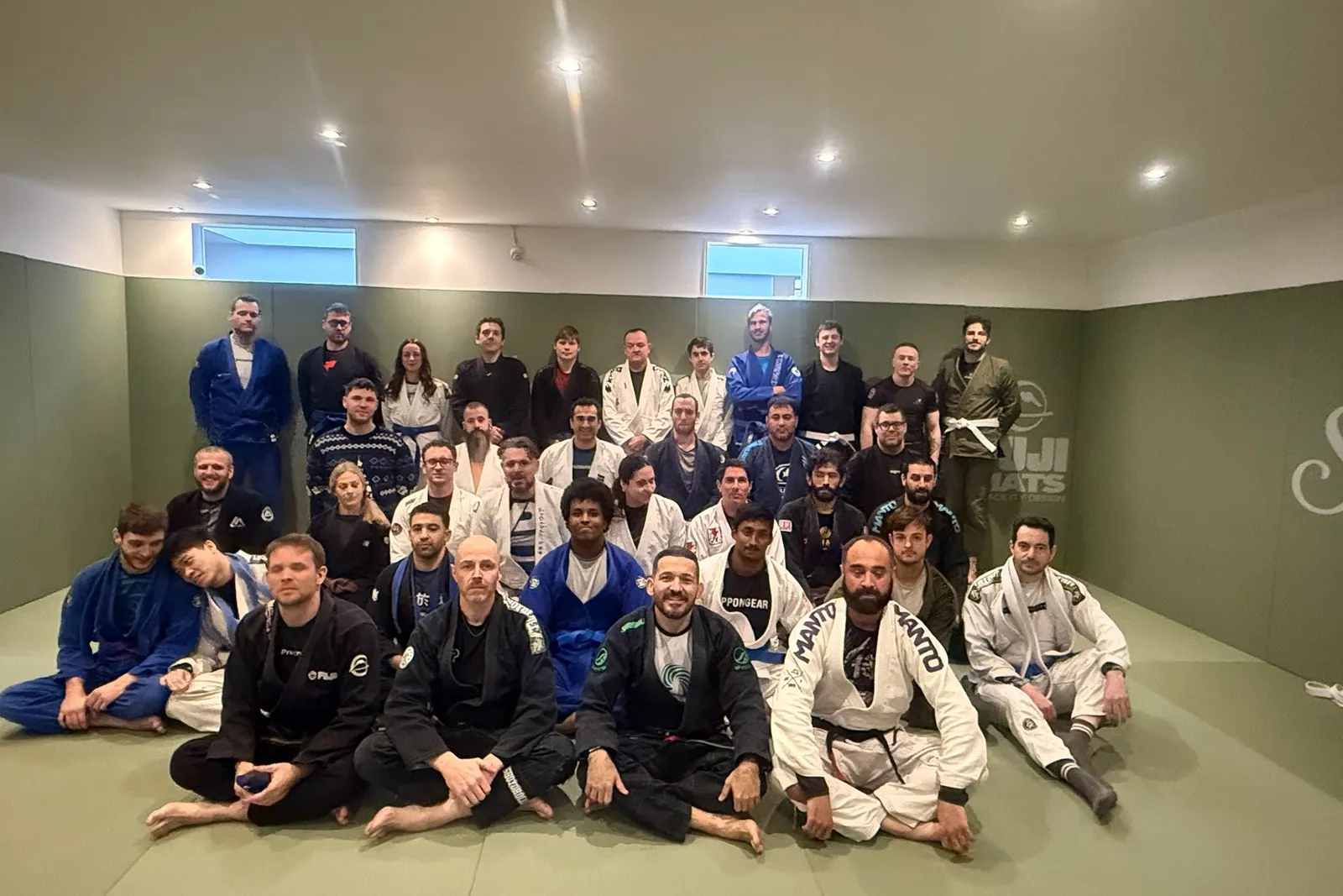 Wave BJJ class group photo